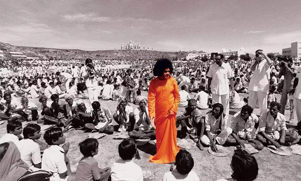 Sathya Sai devotees performing selfless service